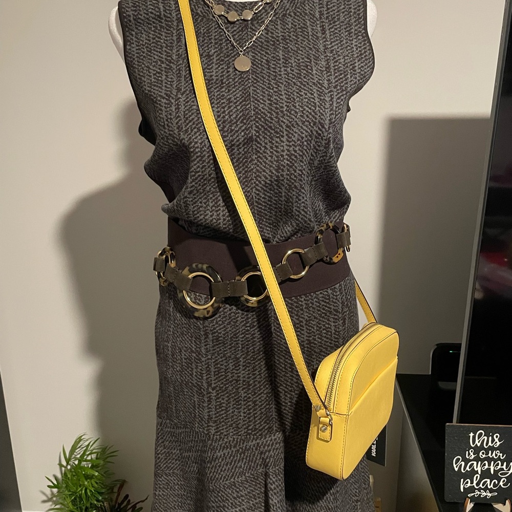 It's a matching top med and skirt xs2 (pcs). Color brown.